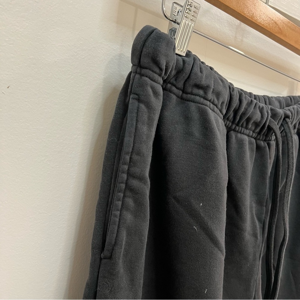 BUNDLE of Levi’s black sweatshirt AND sweatpants - Picture 4 of 17